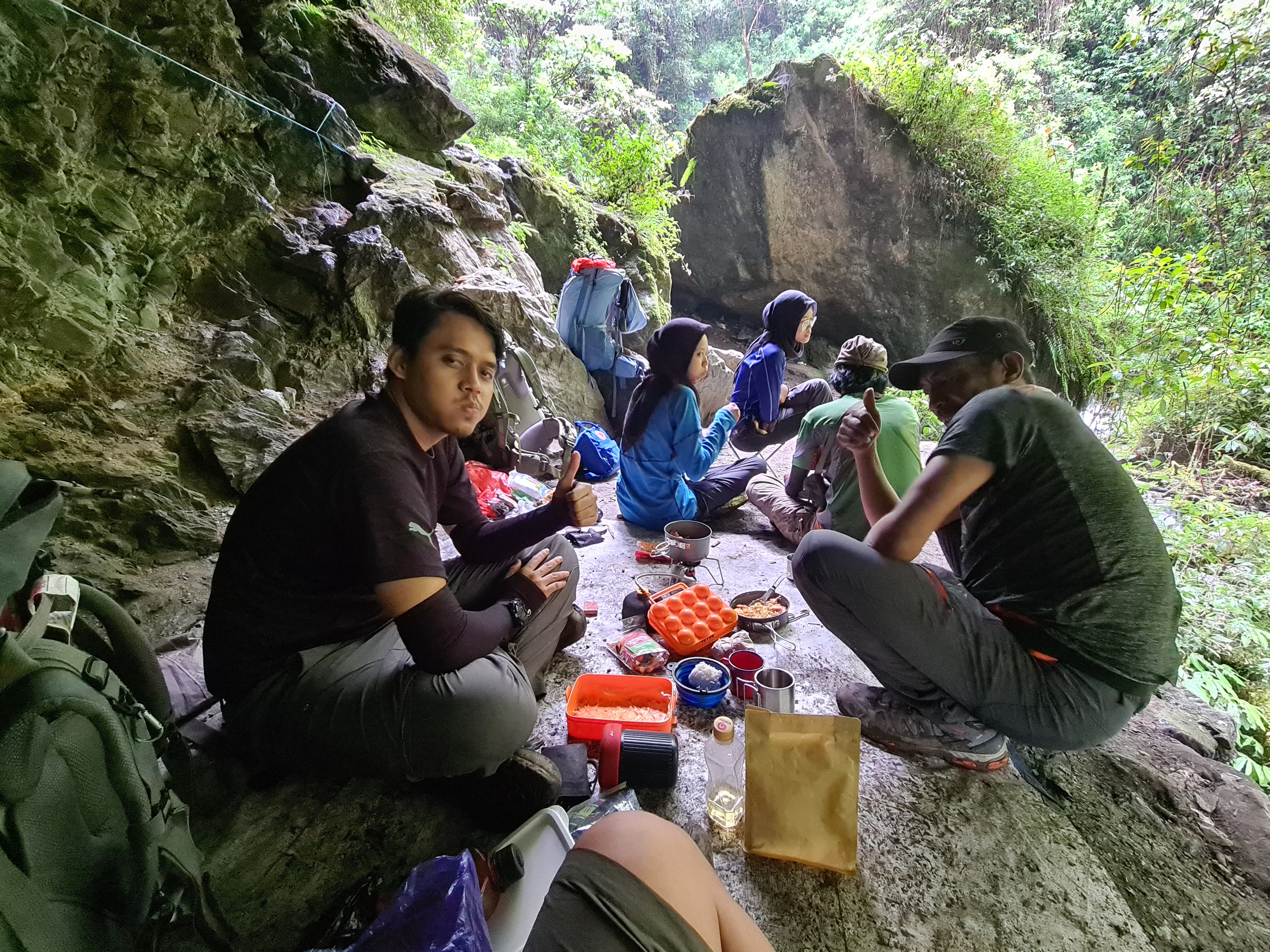 Latimojong 34/50 - Dalam Gua, ga berapa lama kita masak, hujan turun. Akhirnya kita pindah kedalam gua