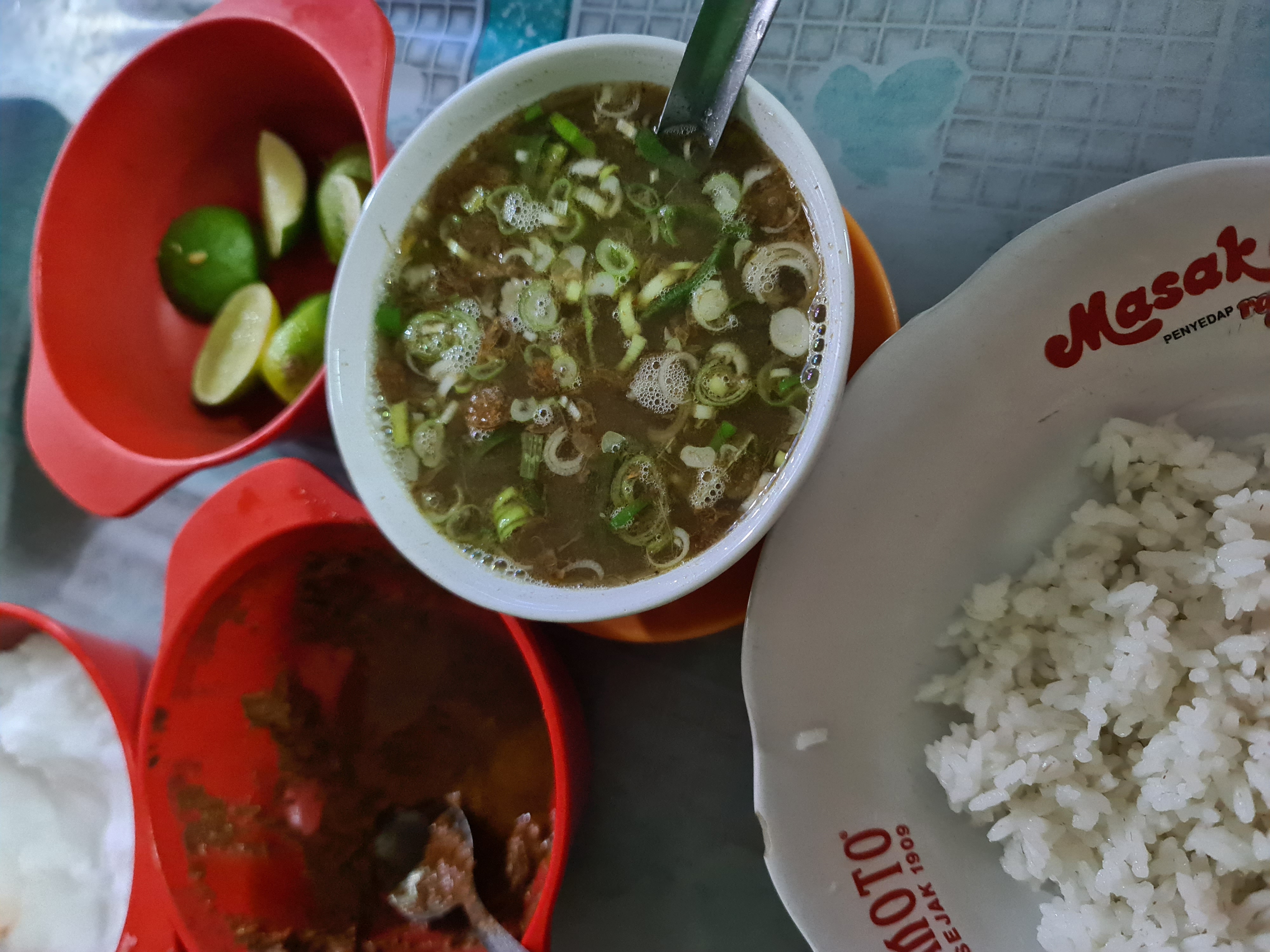 Latimojong 46/50 - Coto Makassar, selagi masih di Sulawesi, tidak lupa juga kita menikmati kuliner lokal