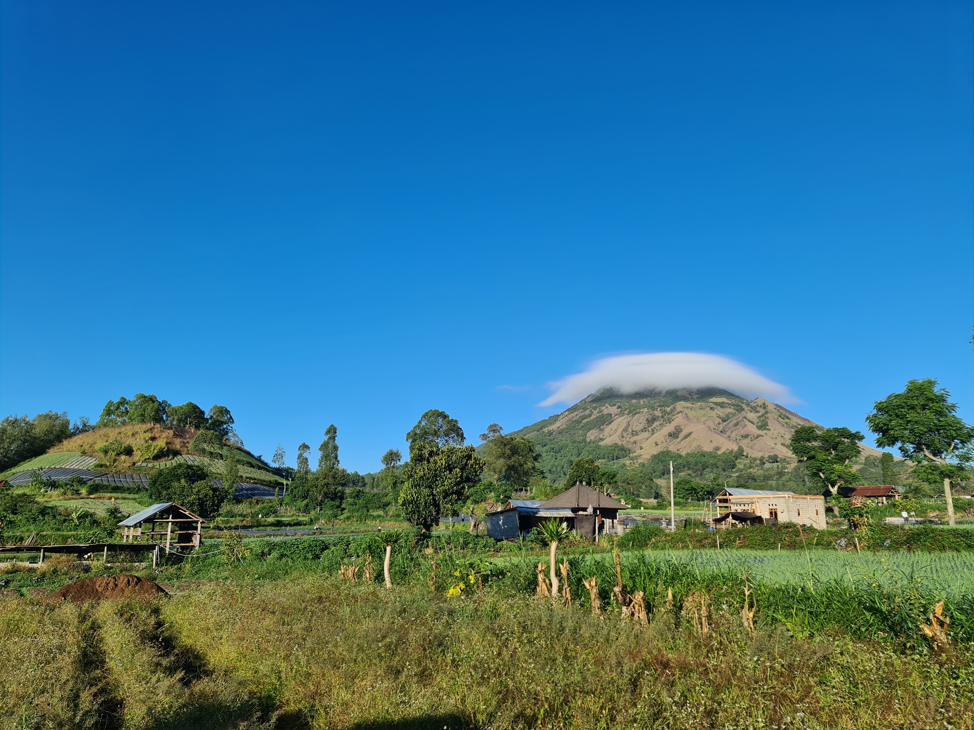 Suatu pagi, beruntung bisa melihat pemandangan yang cukup indah ini, Gunung Batur diselimuti kubah awan.