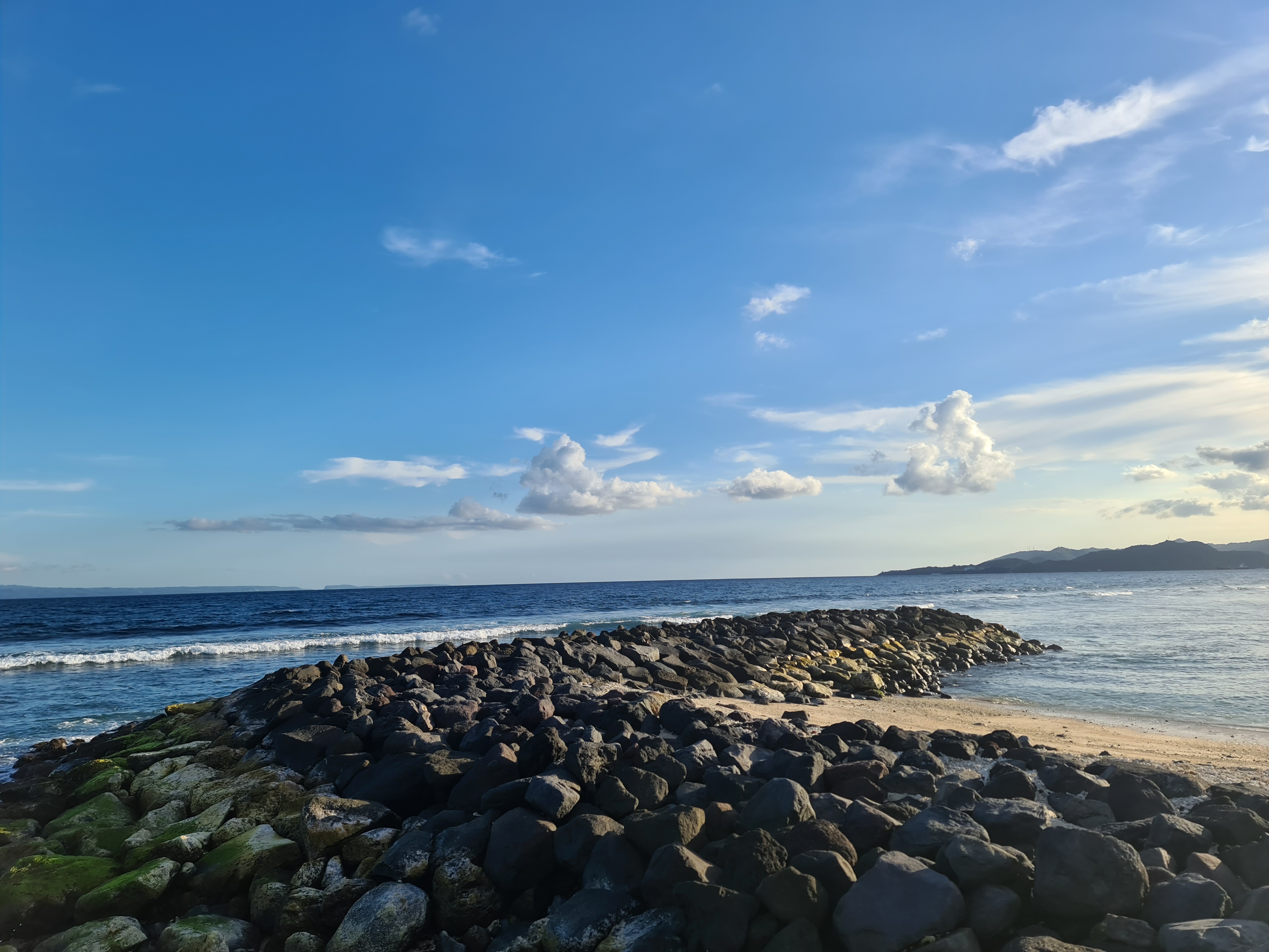Dalam satu perjalanan, sebenarnya aku pingin ke Candi Dasa, tersesat dan tidak sampai ke Candi Dasa, namun menemukan pantai yang cukup indah.