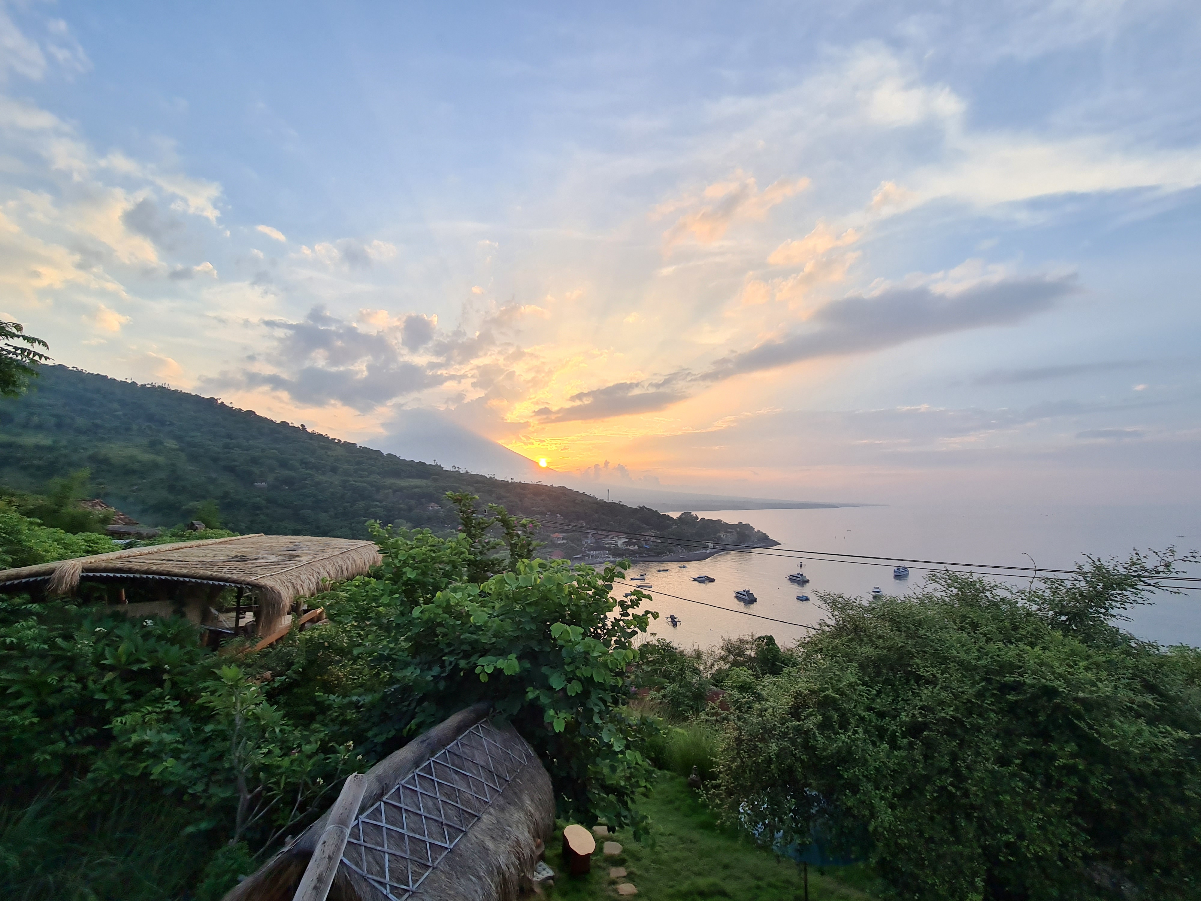 Pemandangan Gunung Agung ketika matahari terbenam dari Jemeluk View Point di Amed