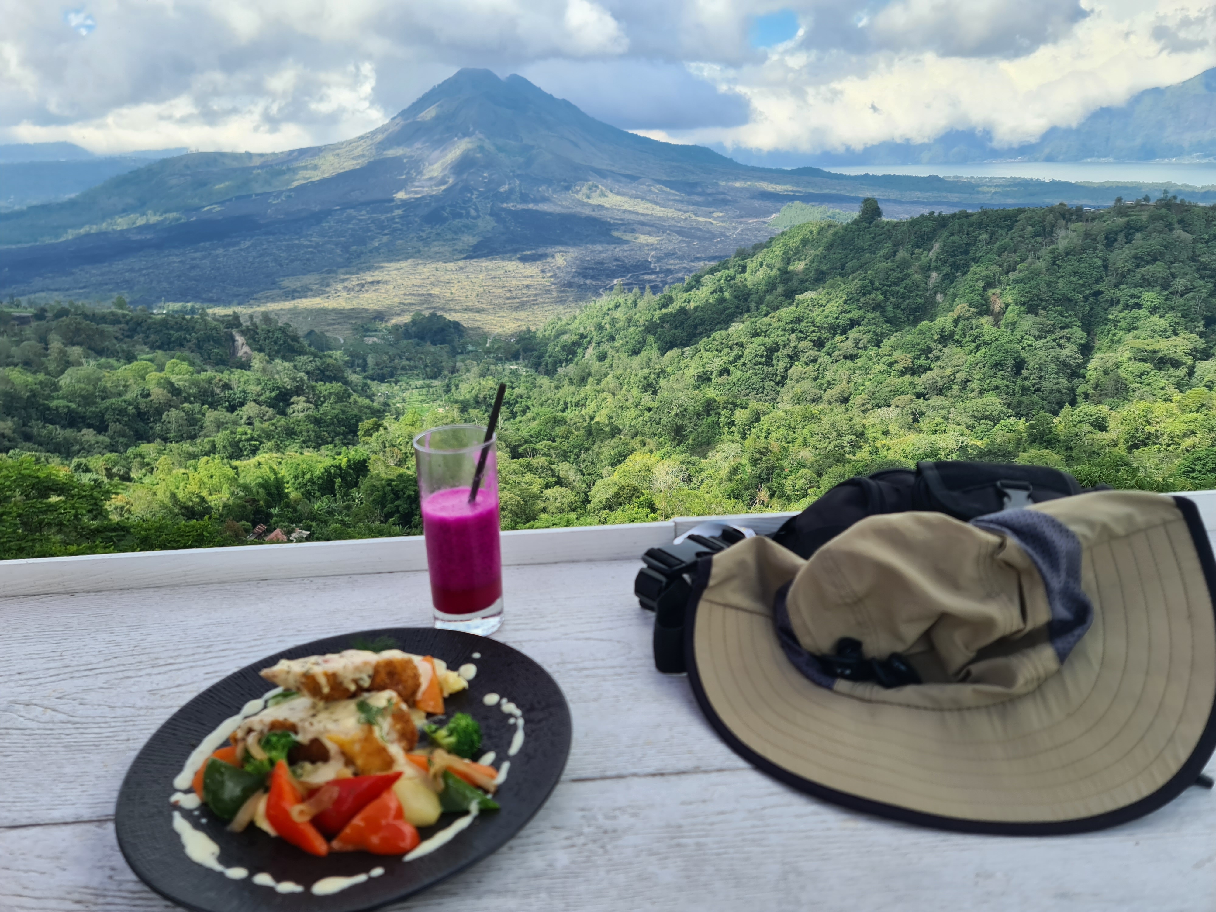Sebelum melakukan pendakian ke Gunung Agung, menikmati makan siang terlebih dahulu dari sebuah Cafe di Kintami dengan pemandangan Gunung Batur
