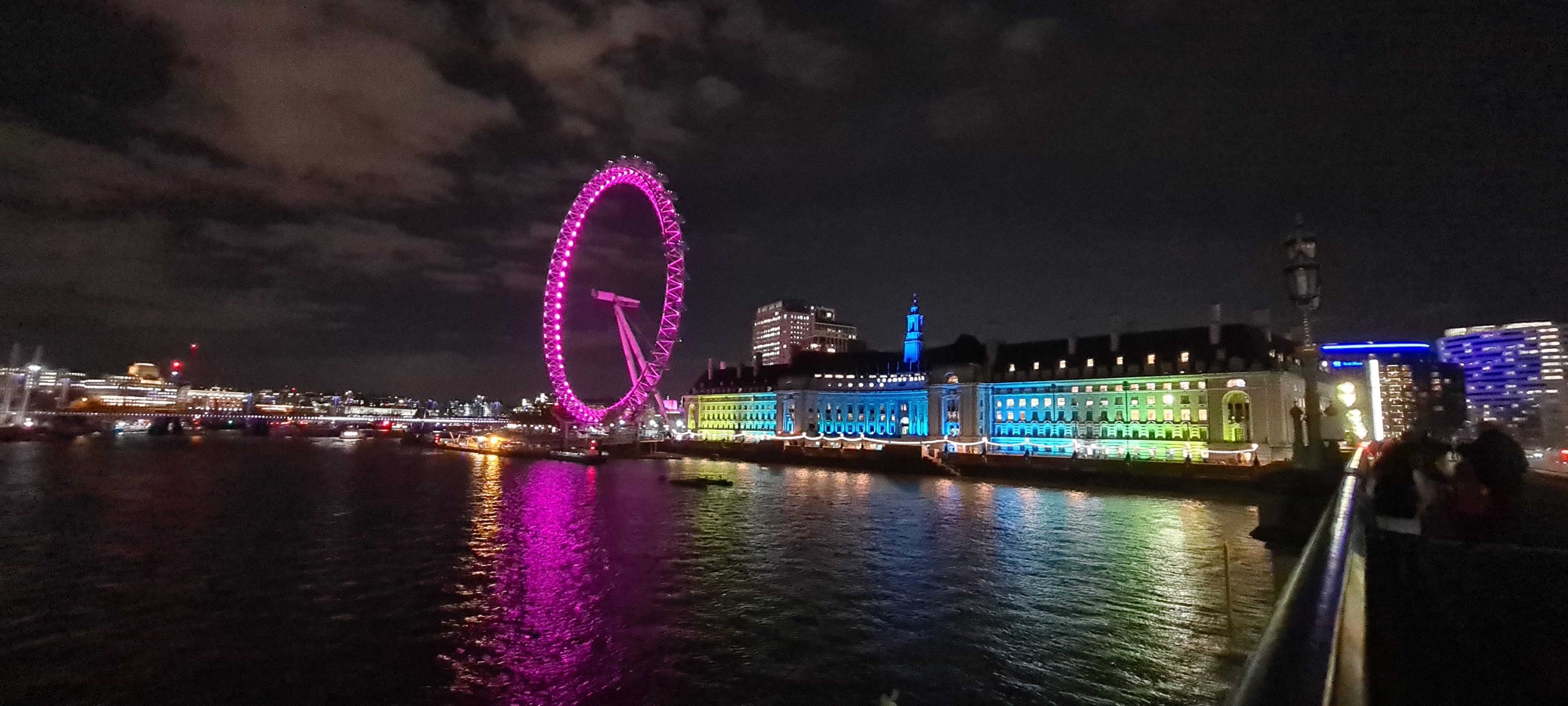 Enjoy London 15/16: Tepat diseberang Big Ben, terdapat ikon kota London juga, yaitu London Eye. Sebuah Bianglala (atau Observation Wheel) besar dipinggir sungai Thames