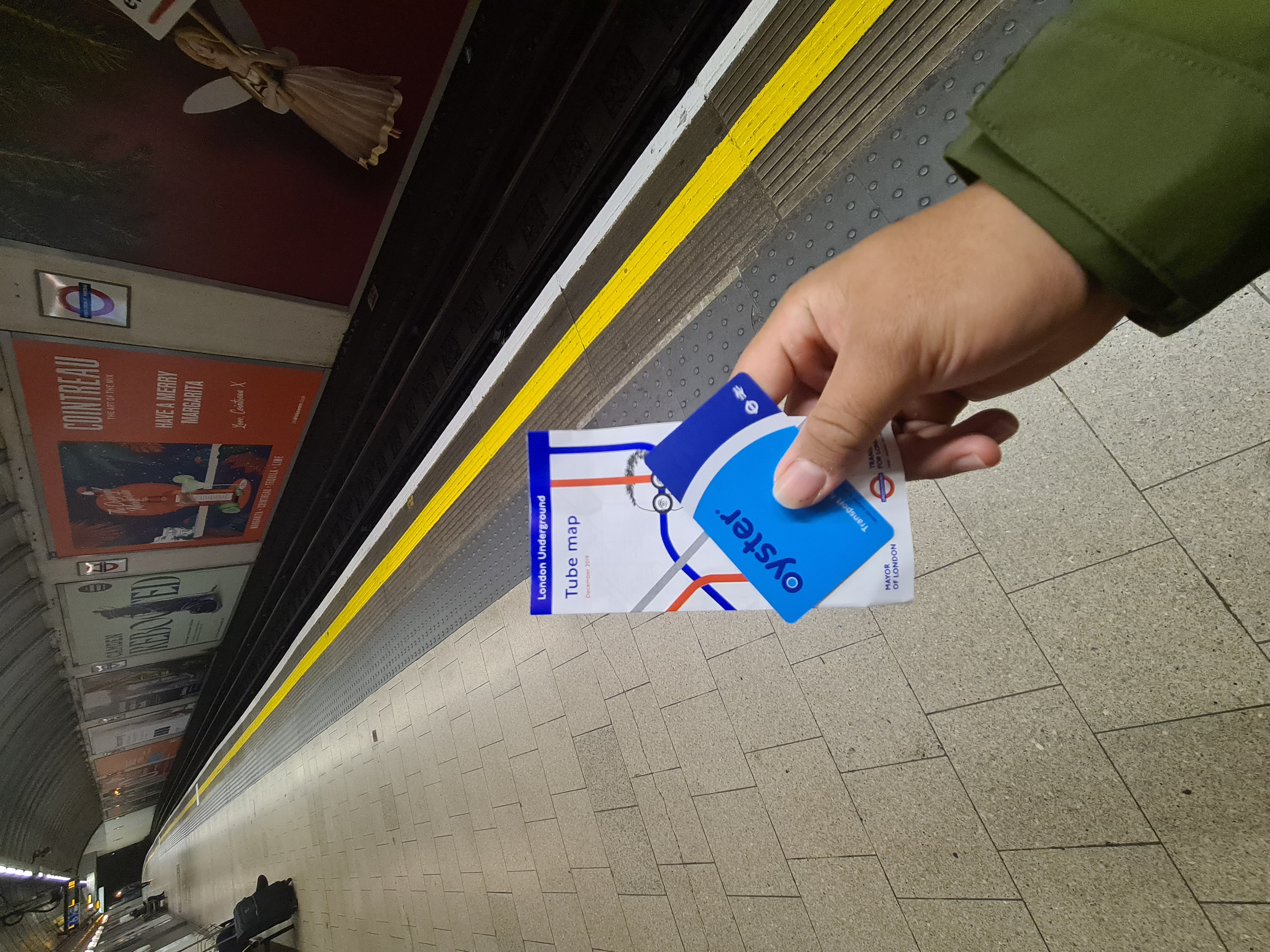 Enjoy London 16/16: Untuk dapat menaiki transportasi publik di London, kita harus memiliki kartu pembayaran yang namanya Oyster. Selain menggunakna Oyster, kita juga dapat menggunakan kartu debit/kredit yang terdapat fitur contactless payment