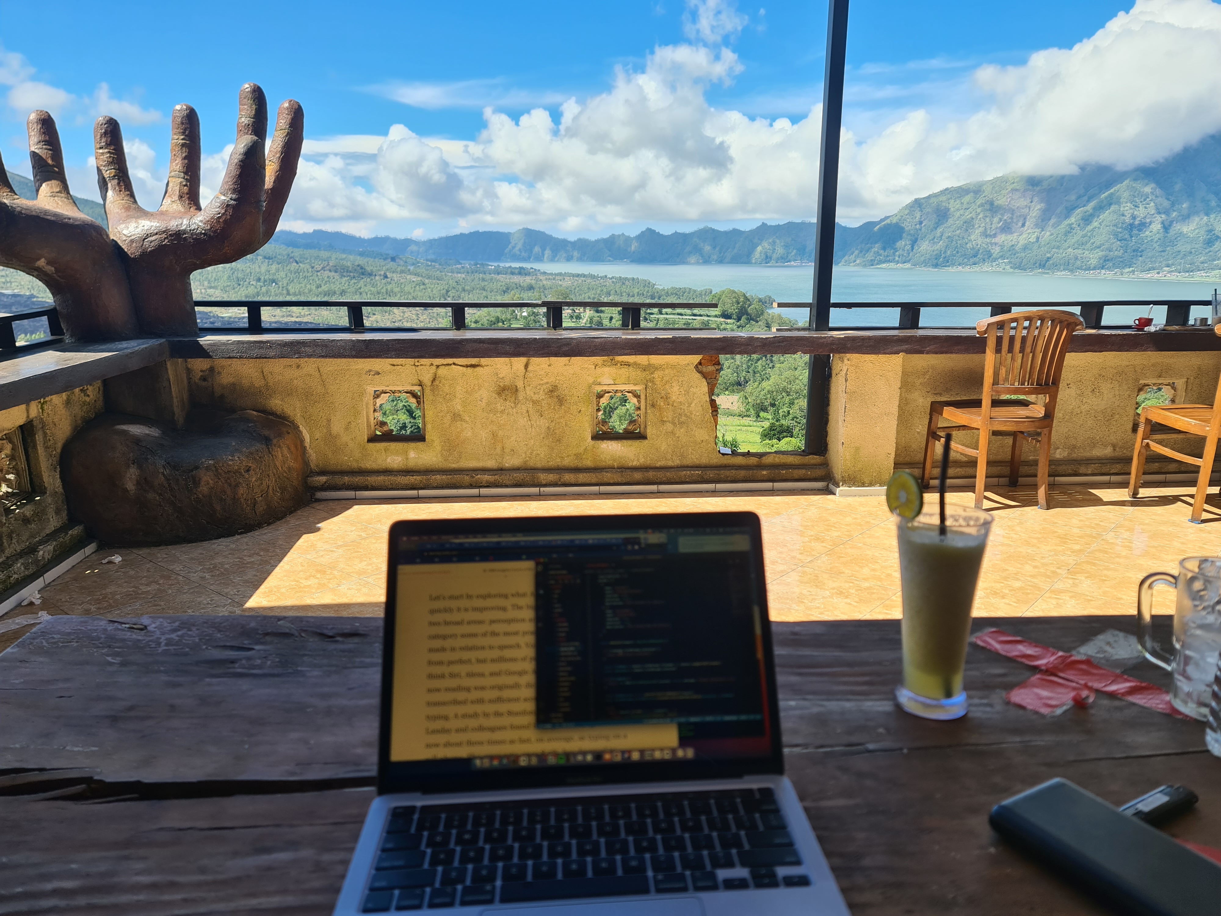 Kerja di salah satu Cafe di Kintamani yang menghadap langsung ke Danau Batur. Kaki Gunung Batur dan sekitaran Kintamani cukup indah untuk dinikmati, namun sayang internetnya tidak cukup baik, sehingga harus ke Cafe untuk bisa bekerja.