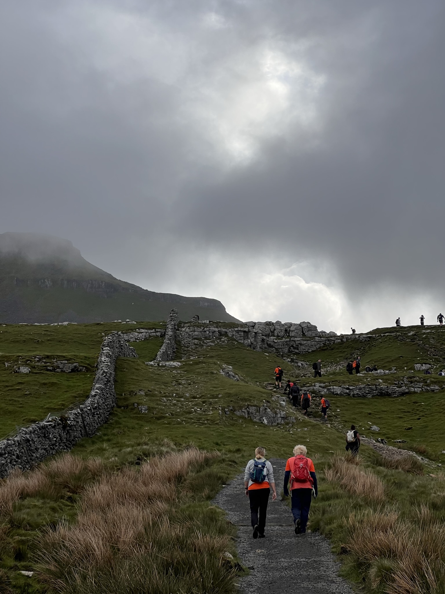 Yorkshire 2/38 - Awal pendakian sudah sangat kabut, sepanjang perjalan kita berharap supaya tidak turun hujan