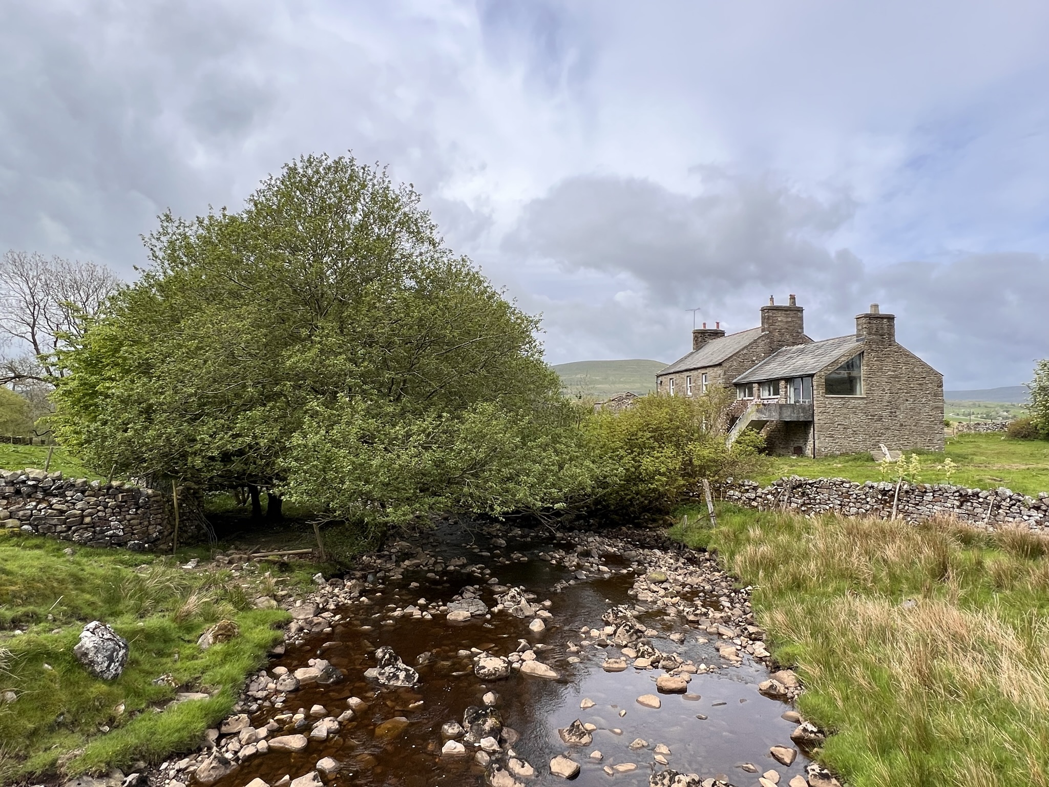 Yorkshire 32/38 - Rumah dipeternakan, terletak dipinggir sungai dan cukup besar. Menariknya rumah-rumah disini terbuat dari batu-batu seperti ini