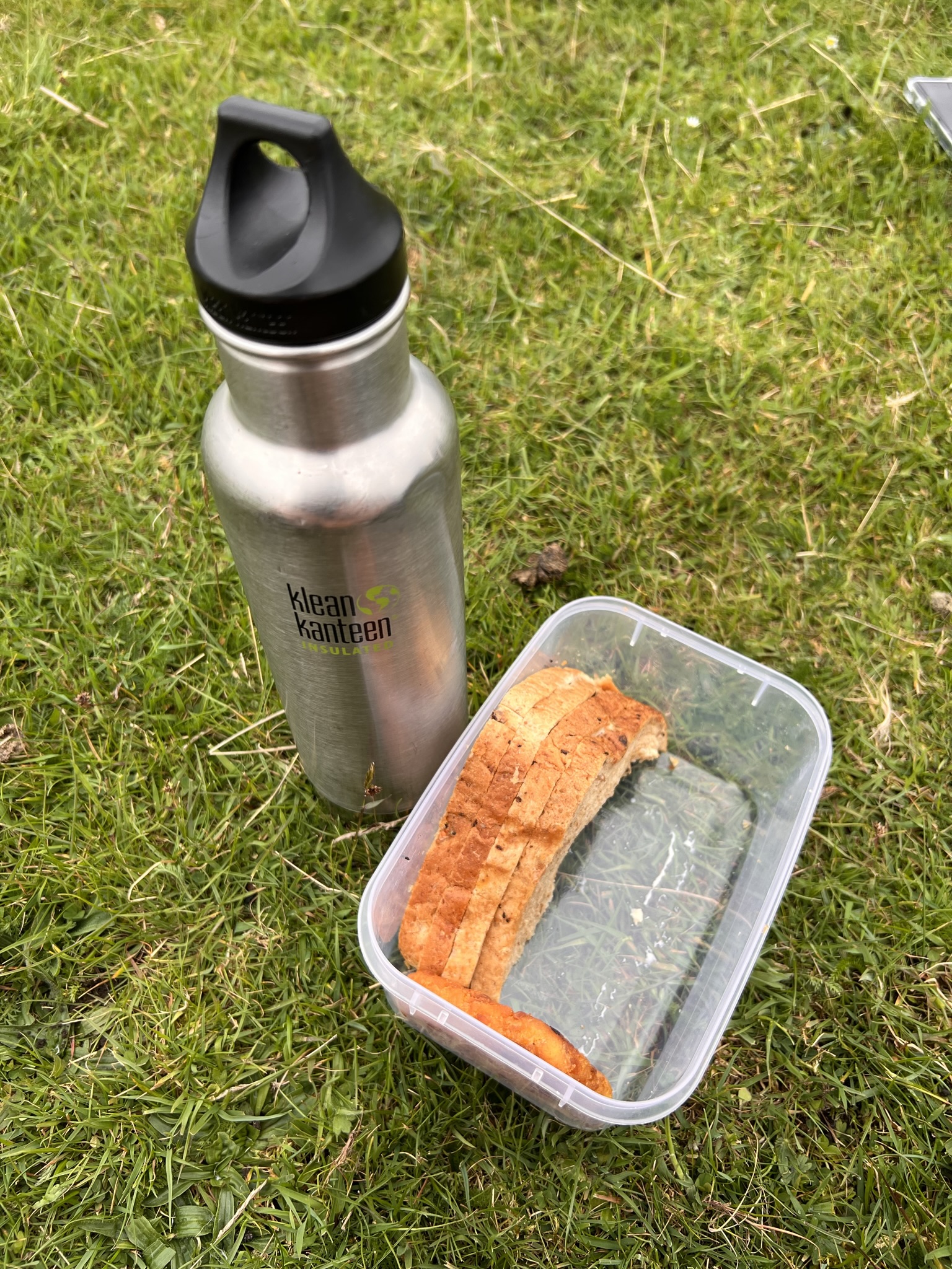 Yorkshire 13/38 - Makan siang, cuman sandwich yang dipersiapkan pagi sebelum memulai hiking. Tidak seperti pendakian biasanya yang membawa bekal indomie, lebih gampang menemukan sandwich disini daripada indomie