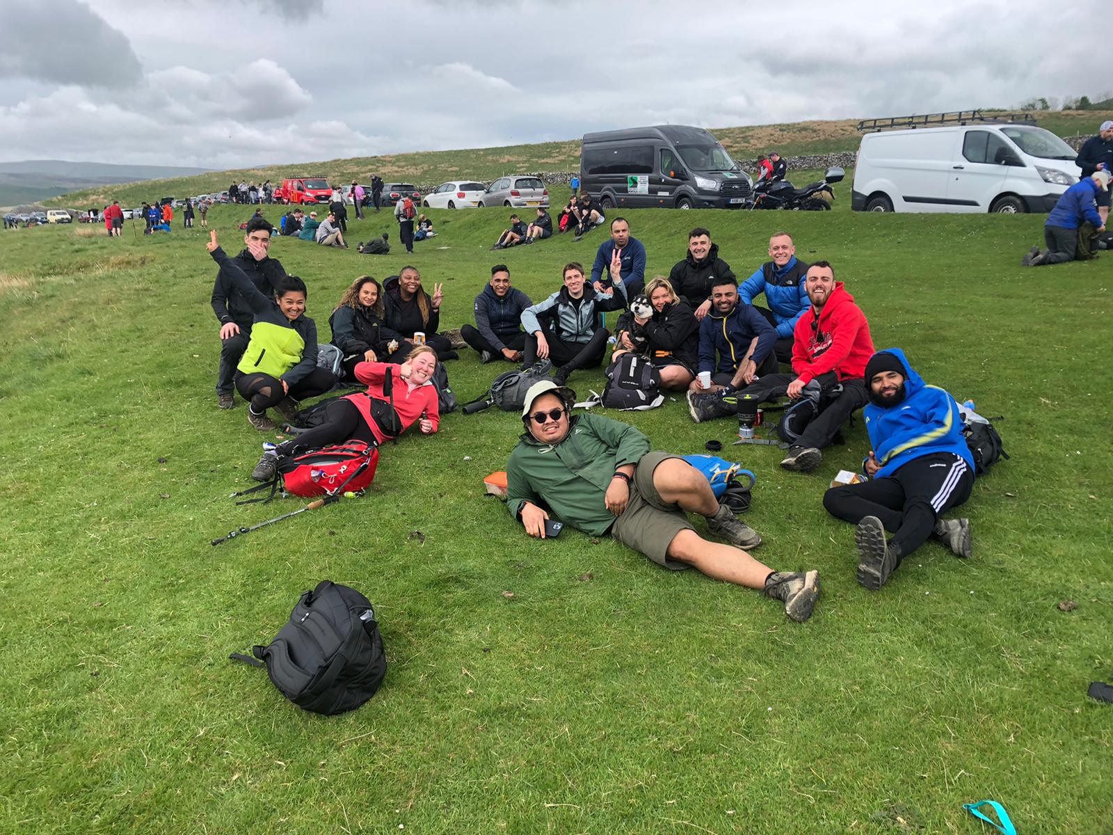 Yorkshire 12/38 - Pukul 12 siang kita berhenti didataran terbuka dekat pinggiran jalan untuk makan siang. Sebelum berangkat lagi sempat berfoto-foto dulu