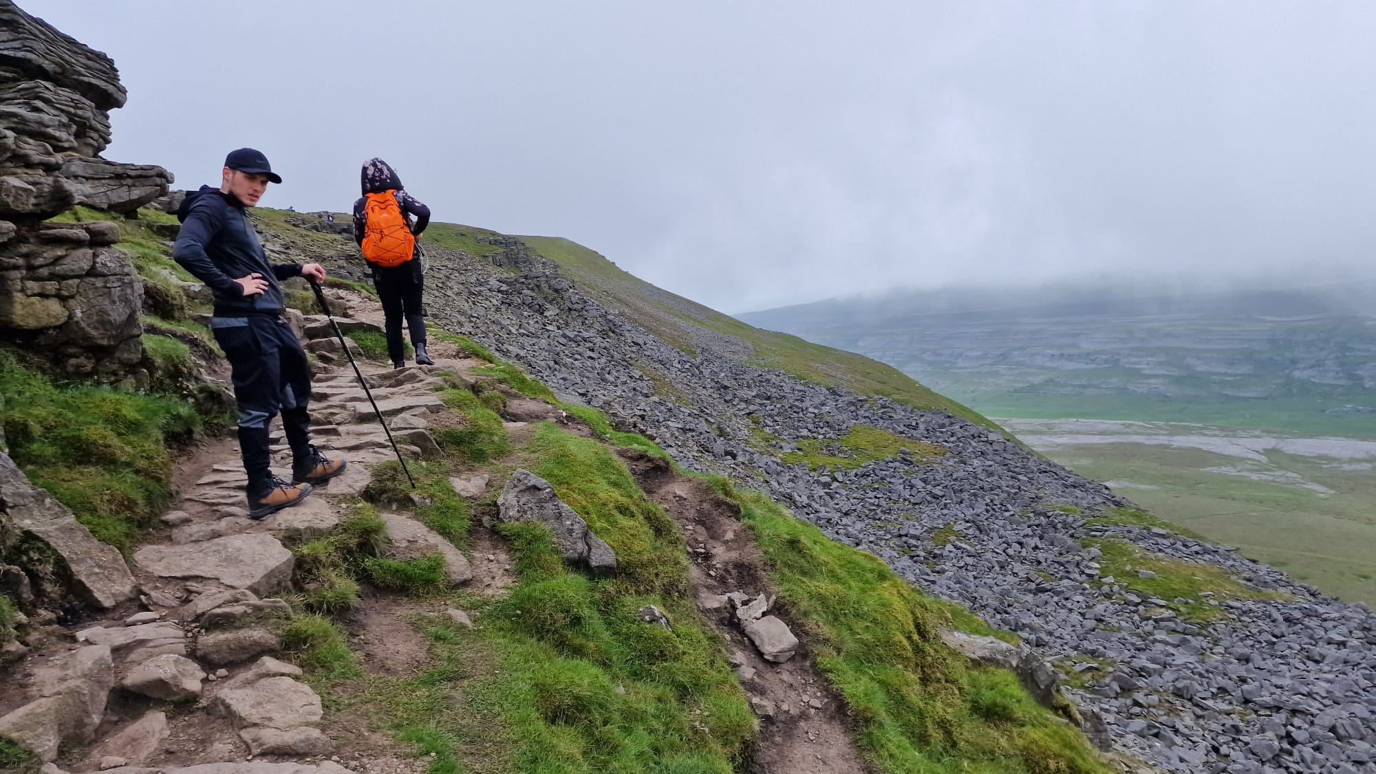 Yorkshire 8/38 - Hati-hati tergelincir, trek menuju puncak pertama berbatu dan licin