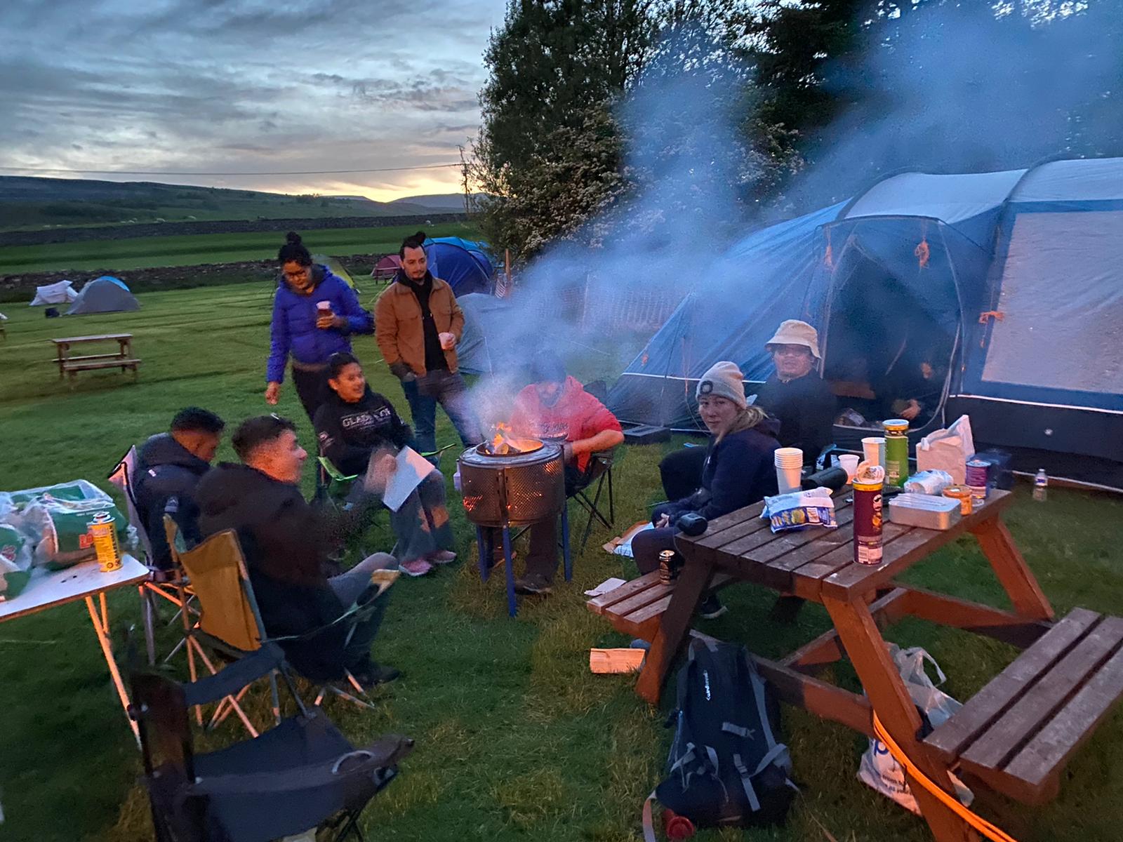 Yorkshire 37/38 - Malamnya setelah selesai hiking, kita menghabiskan waktu, berkumpul bersama, barbeque, minum-minum dan ngobrol santai