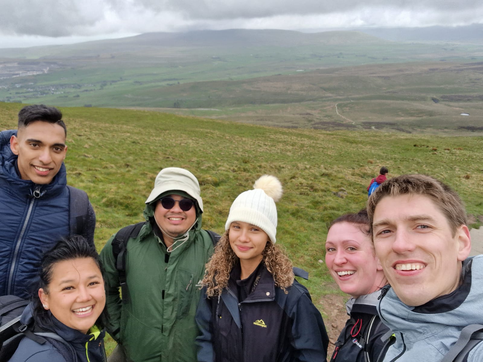 Yorkshire 3/38 - Menuju puncak pertama, wajah masih cerah dan senyum lebar