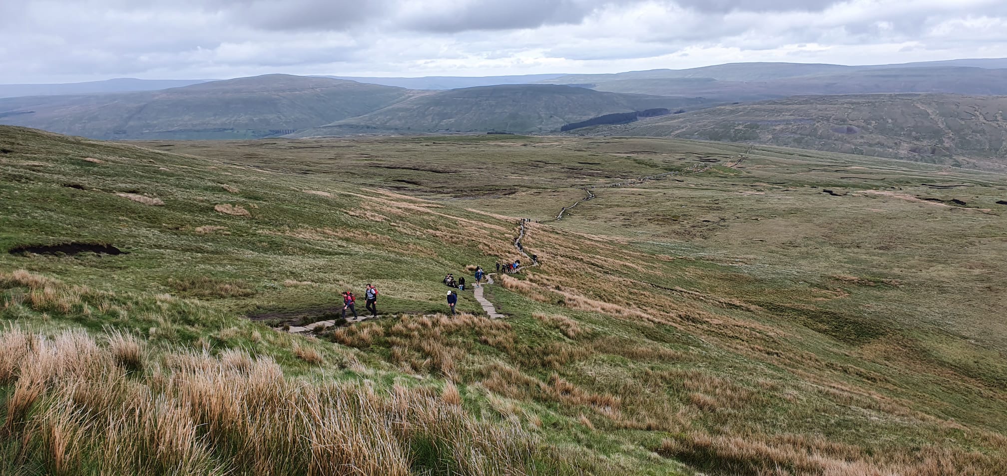 Yorkshire 4/38 - Jalanan menuju puncak pertama pertama merupakan jalan setapak diantara savana luas, jalannya terawat dengan batu-batu disusun disepanjang trek