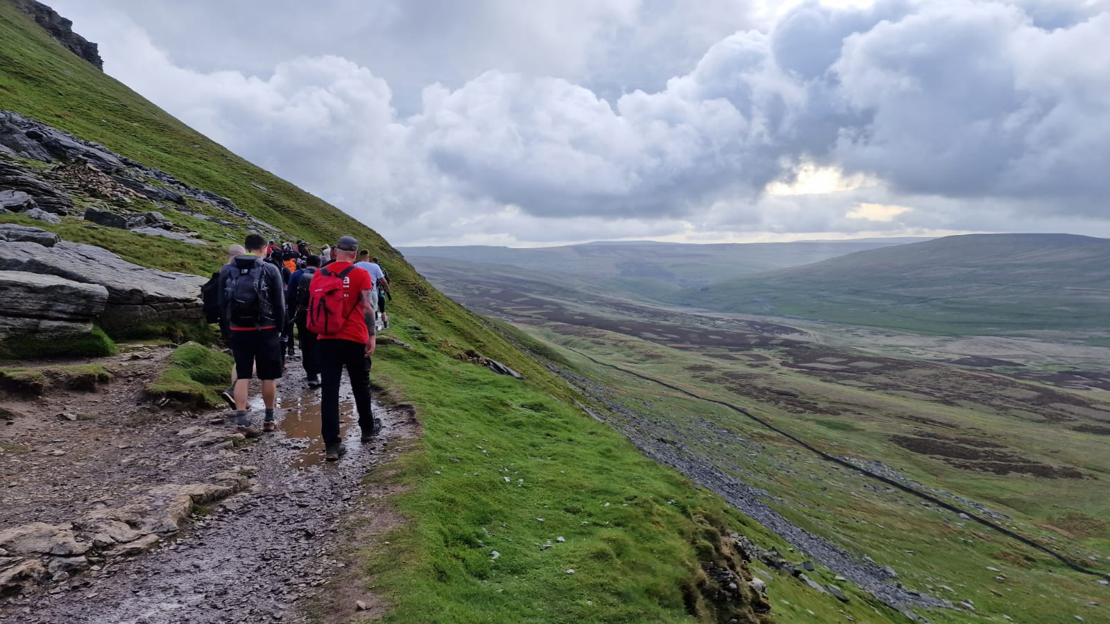 Yorkshire 6/38 - Perjalanan mulai menanjak melewati tebing-tebing yang tidak terlalu tinggi. Enak banget disini, treknya cukup terawat dan aman
