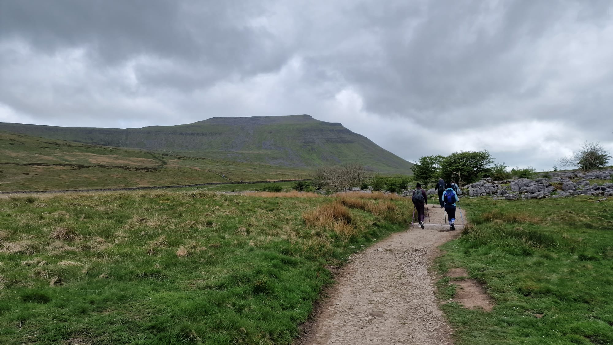 Yorkshire 20/38 - Kalau dari awal kita masih bergerombol jalannya, menuju puncak kedua ini kita sudah mulai terpisah-pisah menjadi rombongan kecil, menyesuaikan dengan kecepatan dan kemampuan masing-masing