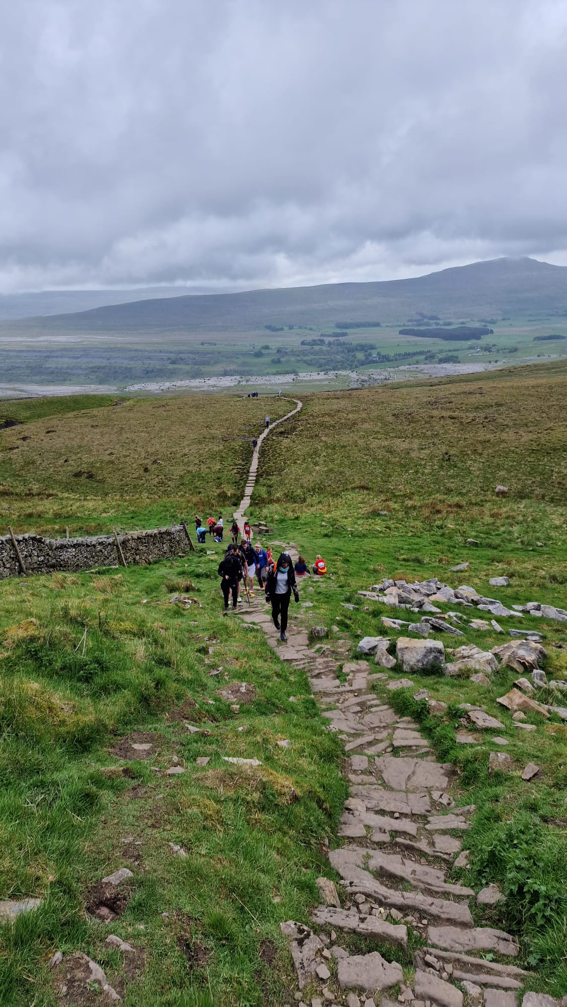 Yorkshire 5/38 - Trek yang memanjang, pas dari bawah udah kena mental duluan. Puncak keliatan tapi ga sampai-sampai