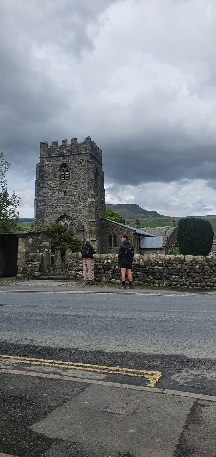 Yorkshire 1/38 - Disinilah kita memulai perjalanan, titik start-nya di The Golden Lion Hotel dan didepan itu sebuah gereja kecil.
