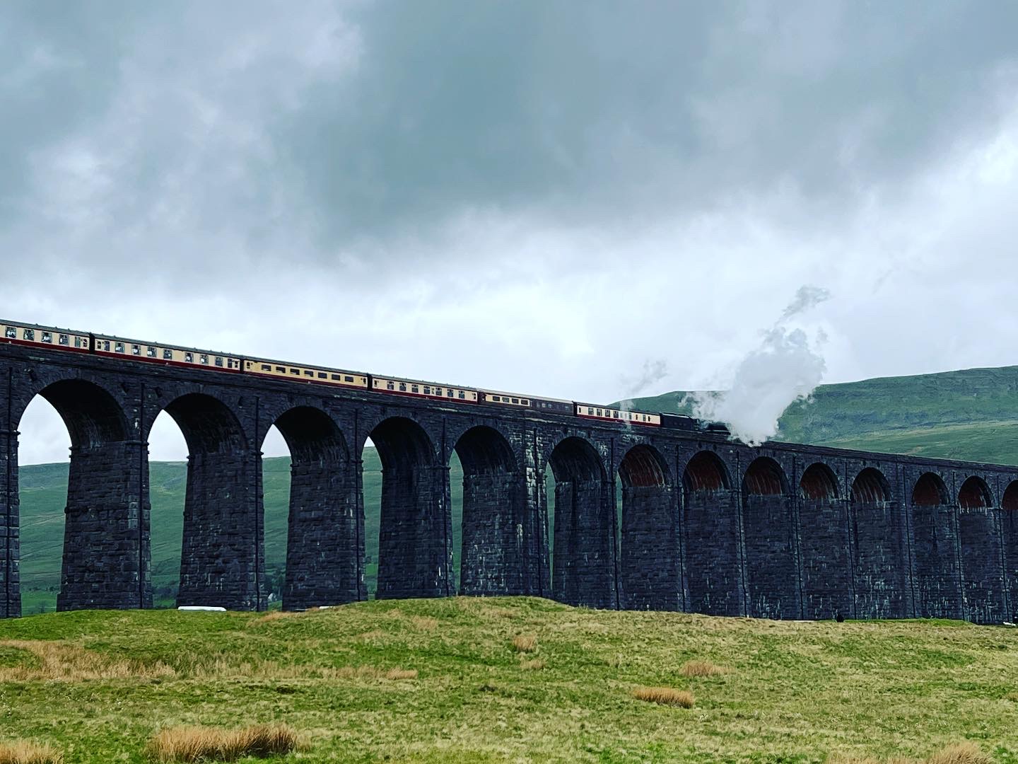 Yorkshire 28/38 - Ribblehead Viaduct, sebuah jembatan Rel Kereta Api tua yang masih digunakan hingga saat ini dan kebetulan pas kita lewat sini ada kereta dengan lokomotif uap tua yang sedang melintas