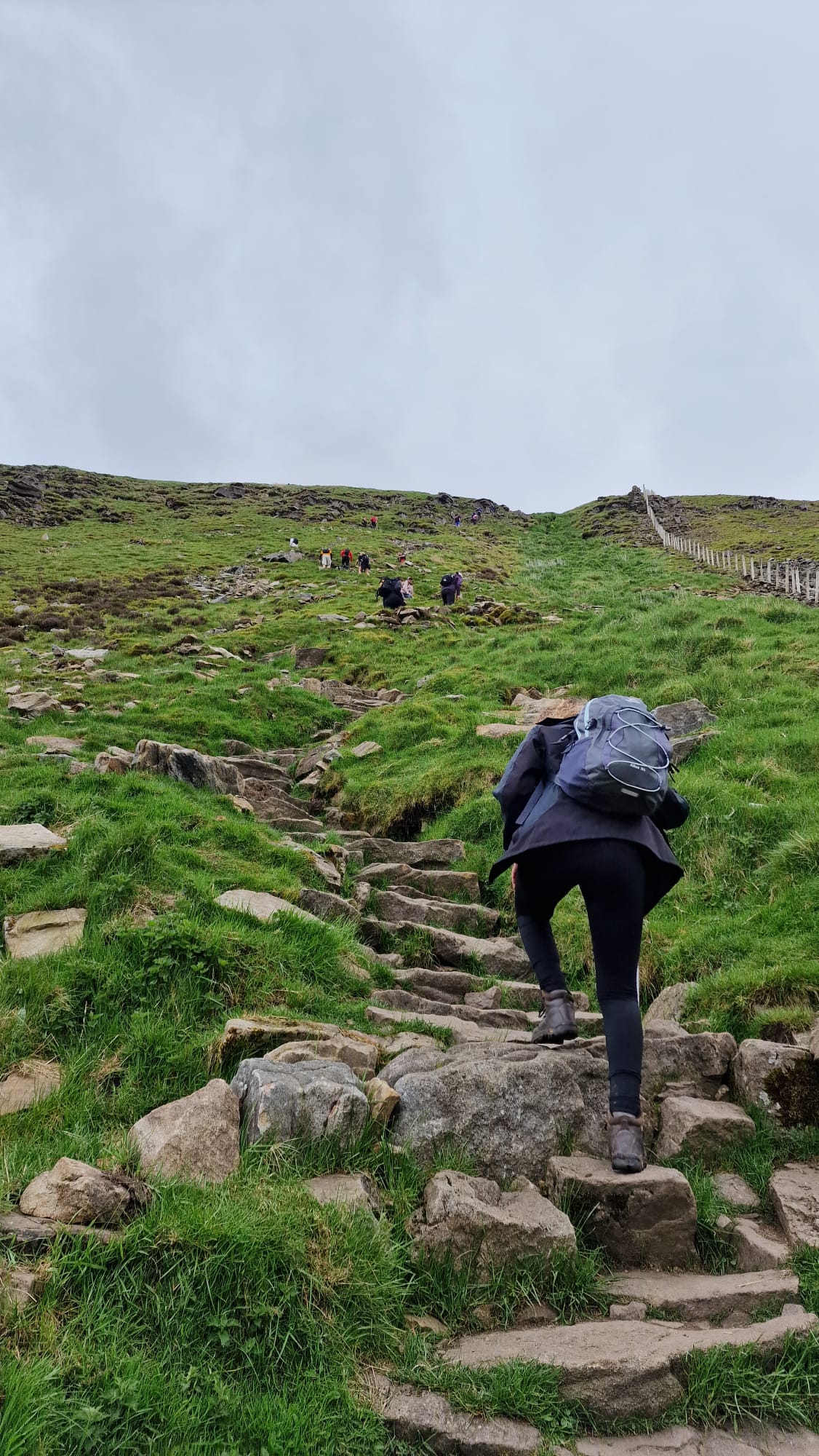 Yorkshire 25/38 - Jalan setapak dengan batu-batu bersusun rapi disepanjang trek, memudahkan pendakian namun membuat betis tegang