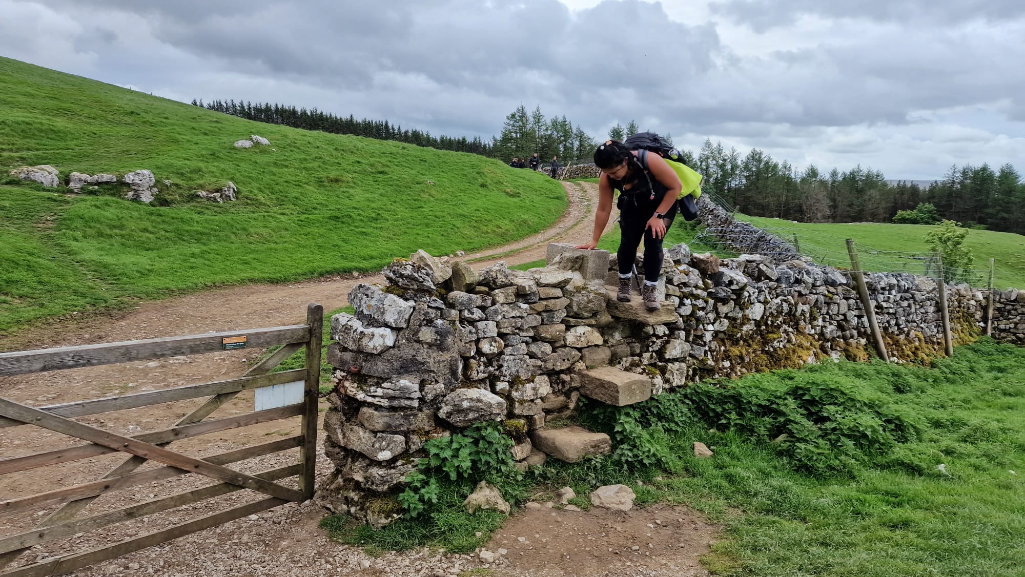 Yorkshire 16/38 - Kadang harus memanjat pada tangga-tangga yang telah disediakan untuk melewati pagar-pagar pembatas