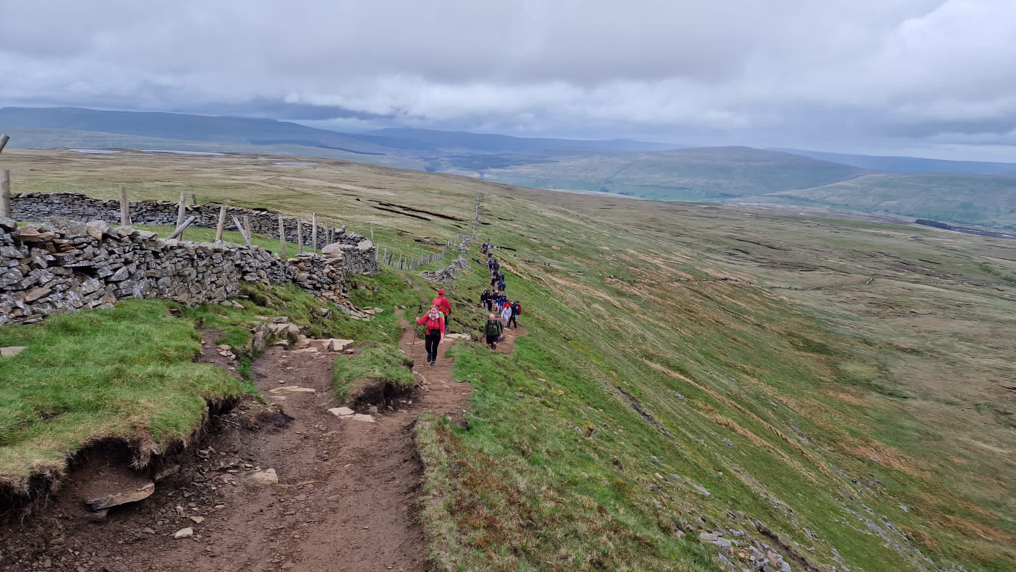 Yorkshire 23/38 - Menuju puncak kedua, memang pegunungan di Yorkshire ini tidak terlalu tinggi, bahkan hingga menuju puncak tertinggi masih digunakan sebagai lahan peternakan dan trek hiking kita menyusuri pagar-pagar begini