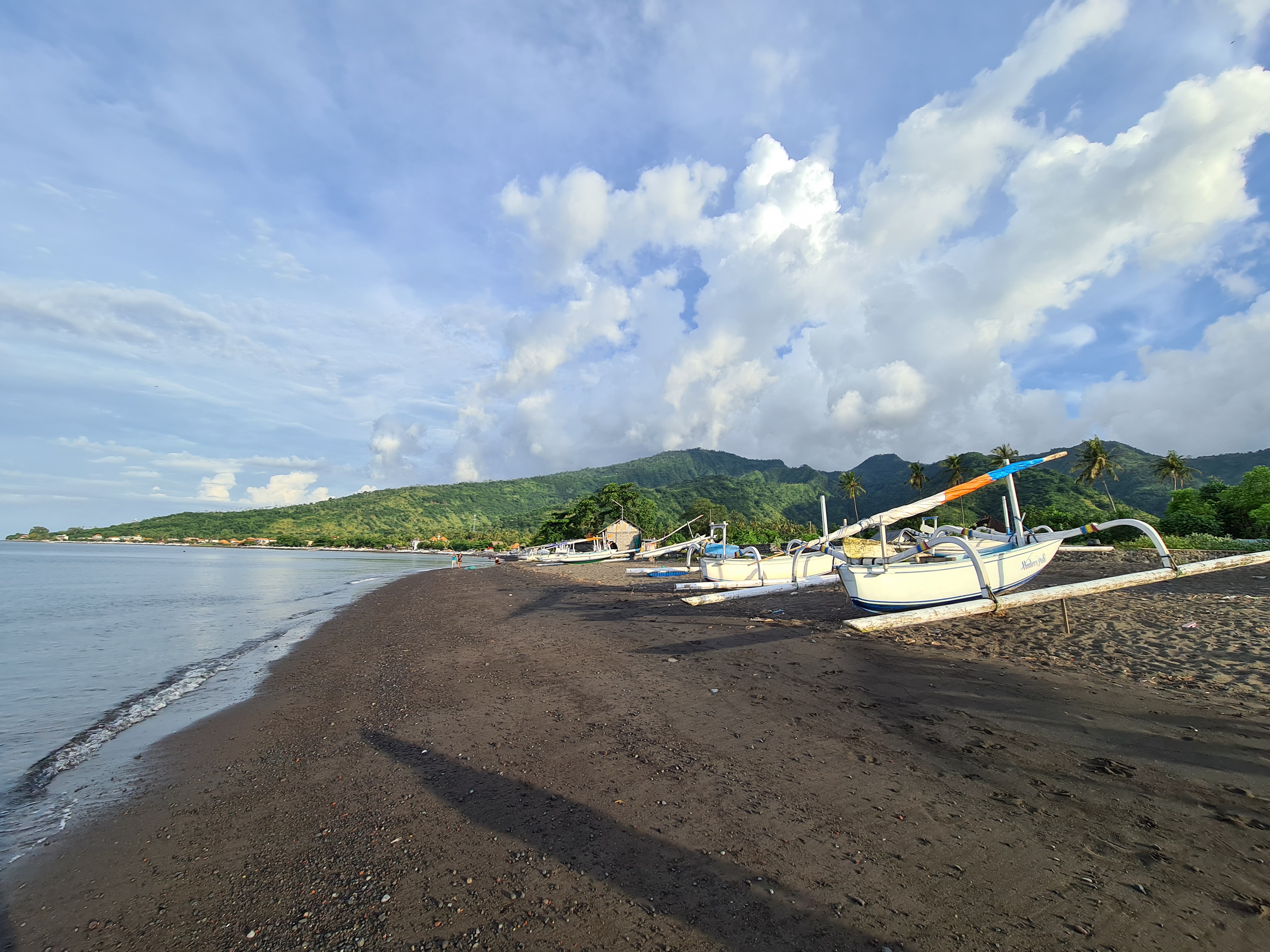 Disepanjang garis pantai Amed, begitu banyak jukung-jukung nelayan. Biasanya nelayan akan mulai melaut sore hari dan pulang sebelum jam 10, lalu melaut lagi subuh dan pulang sebelum jam 10. Karena mendekati jam 12 malam dan siang merupakan saat-saat pasang