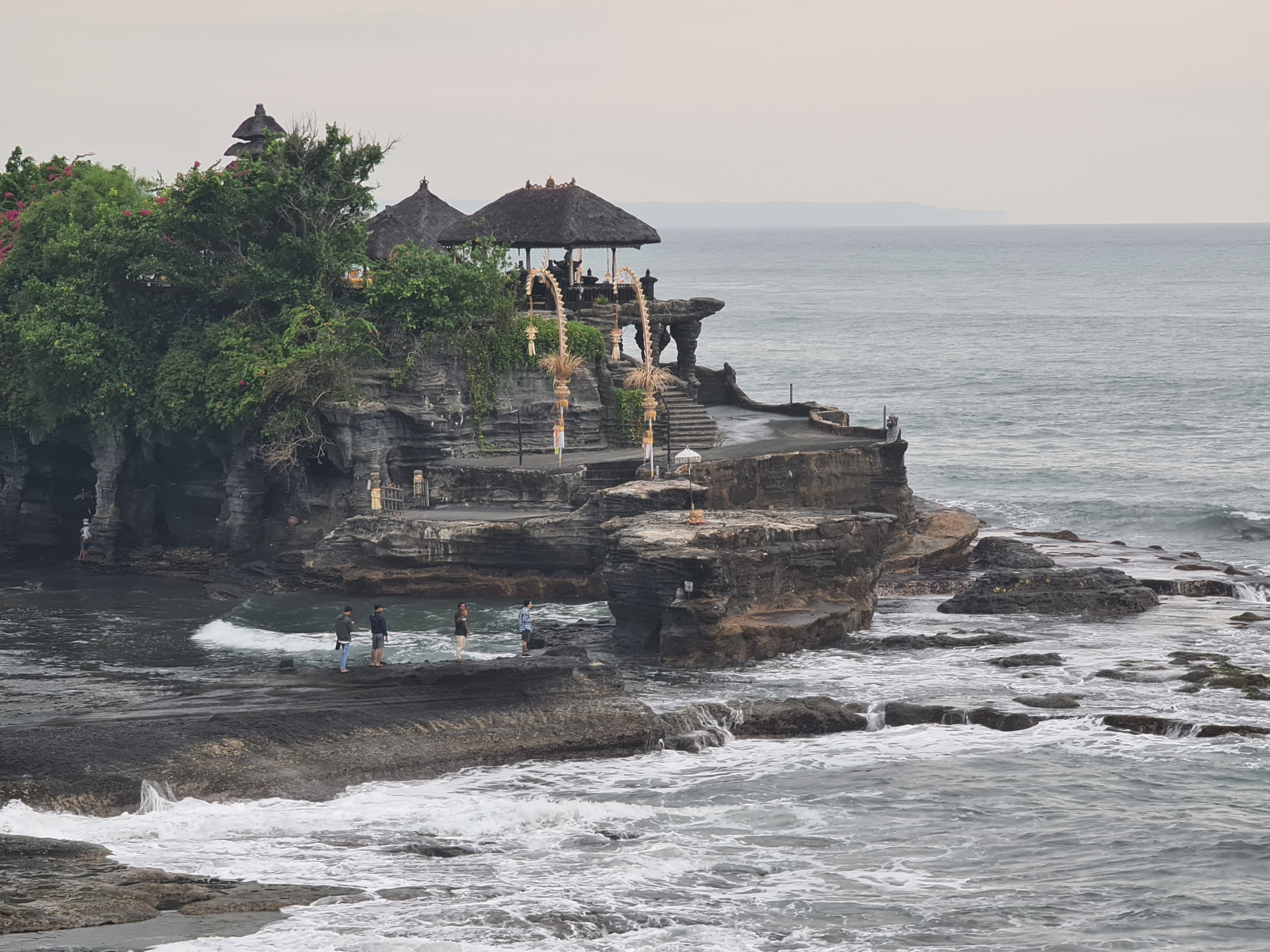 Di Pantai Tanah Lot, terdapat beberapa Pura, salah satunya Pura ini yang berada agak ketengah laut