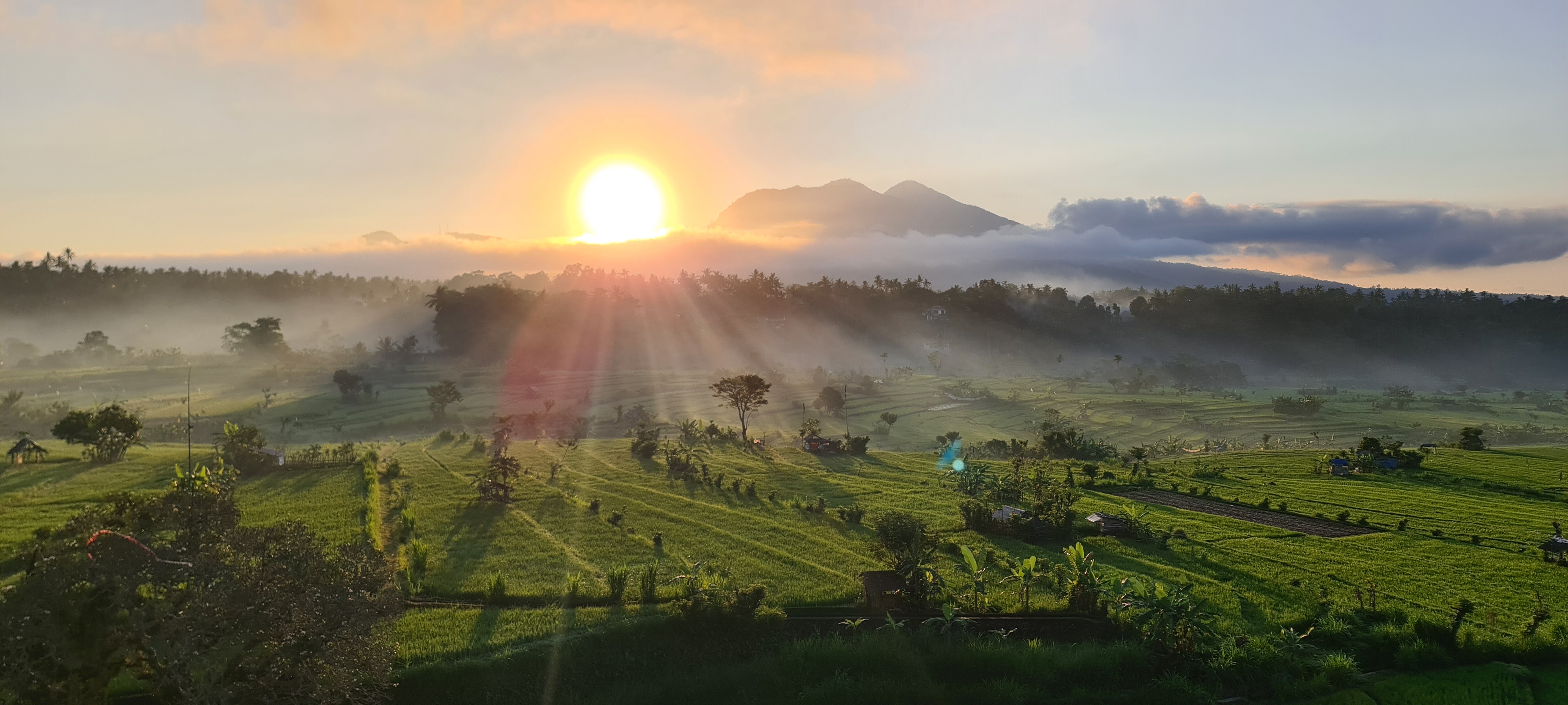 Waktu itu pagi sekali, ketika motoran disekeliling Karang Asem, aku menemukan bukit yang tinggi dengan matahari terbit yang sangat indah.