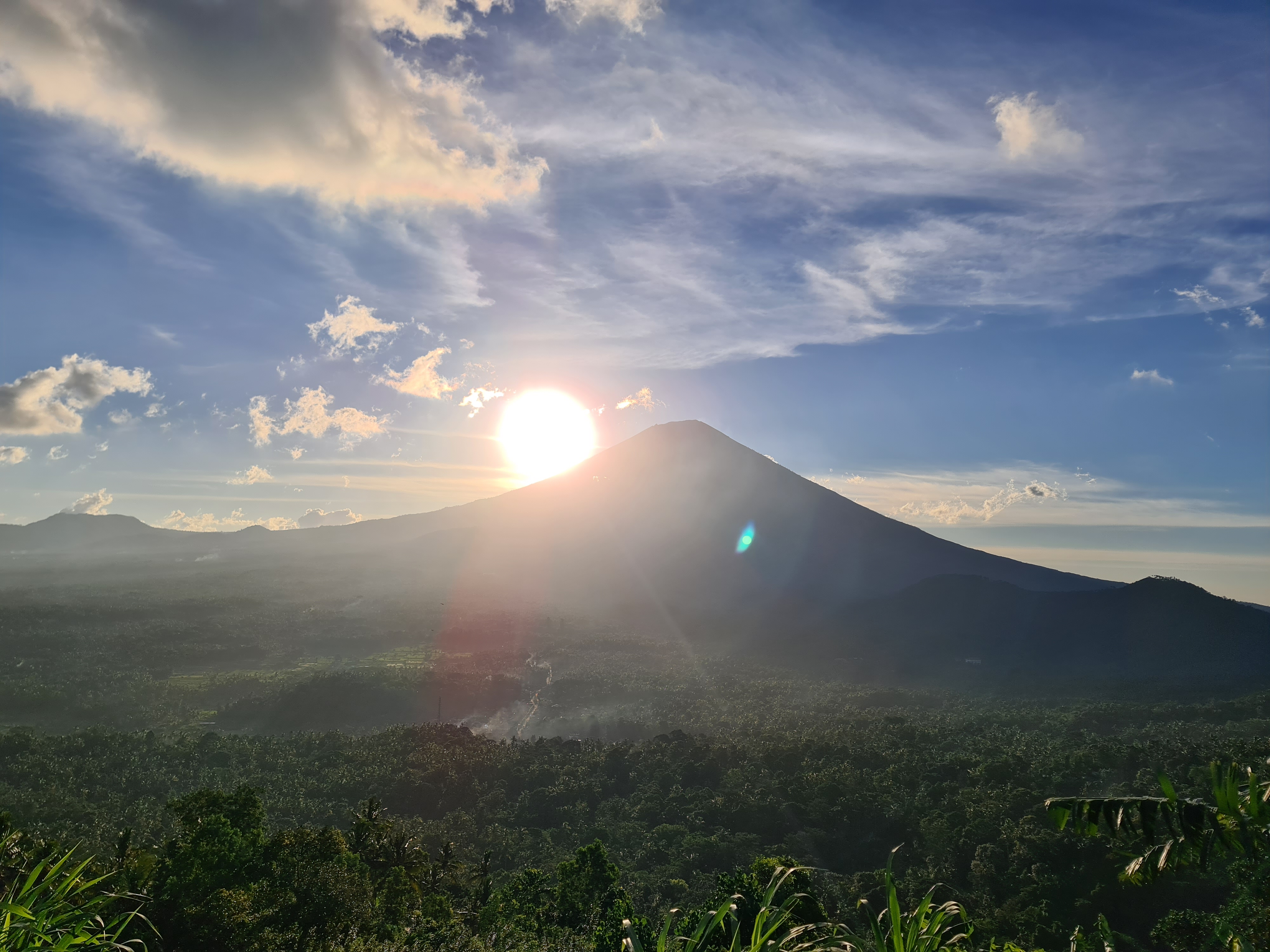 Keliling-keliling ke dataran tinggi disekitar karang asem dan tiba-tiba menemukan tempat yang bagus untuk menikmati gunung Agung