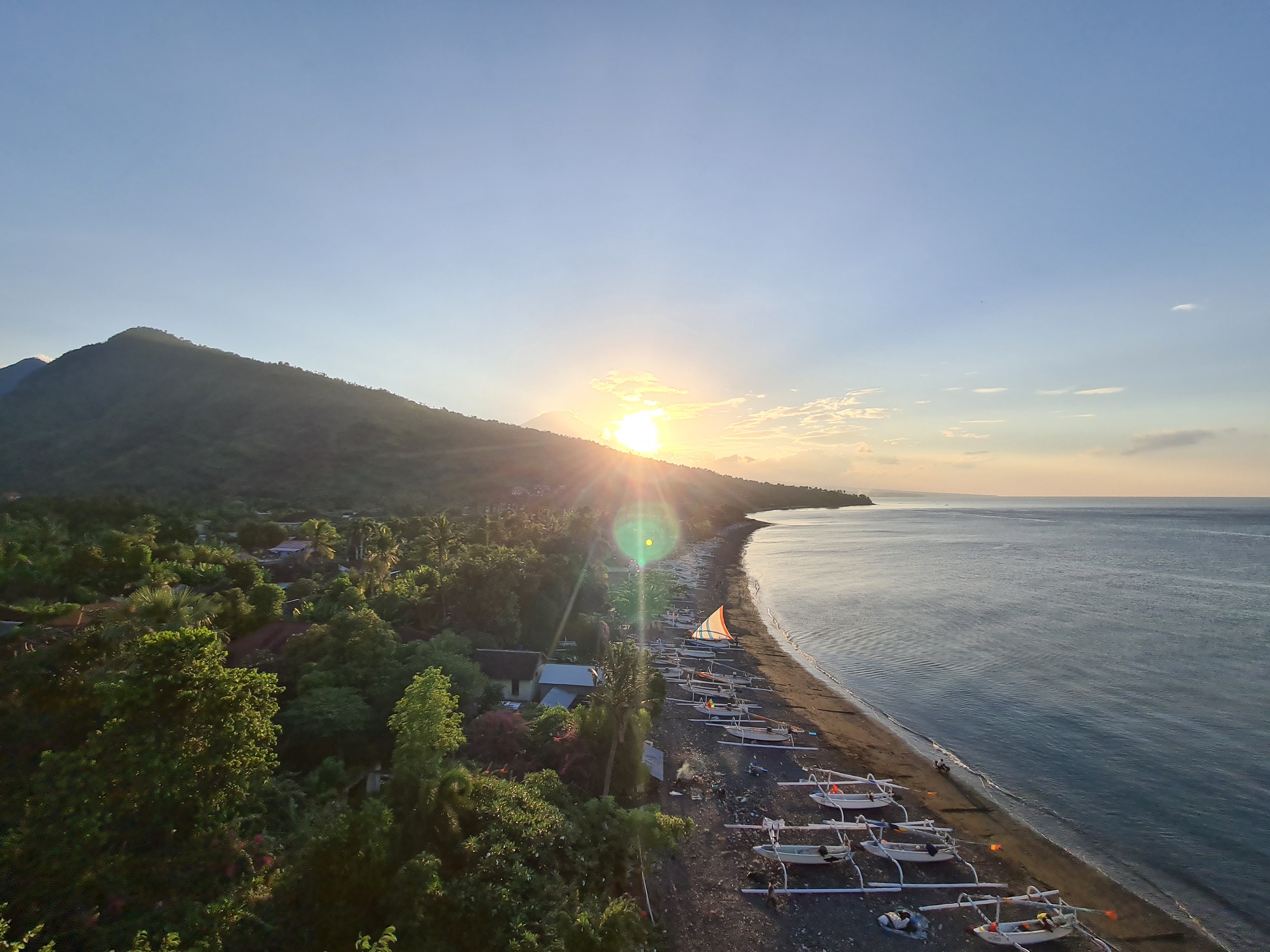 Di Amed ada restoran yang cukup indah pemandangann, namuan Blue Ocean, dari sini kita dapat menikmati matahari tenggelam dibalik Gunung Agung