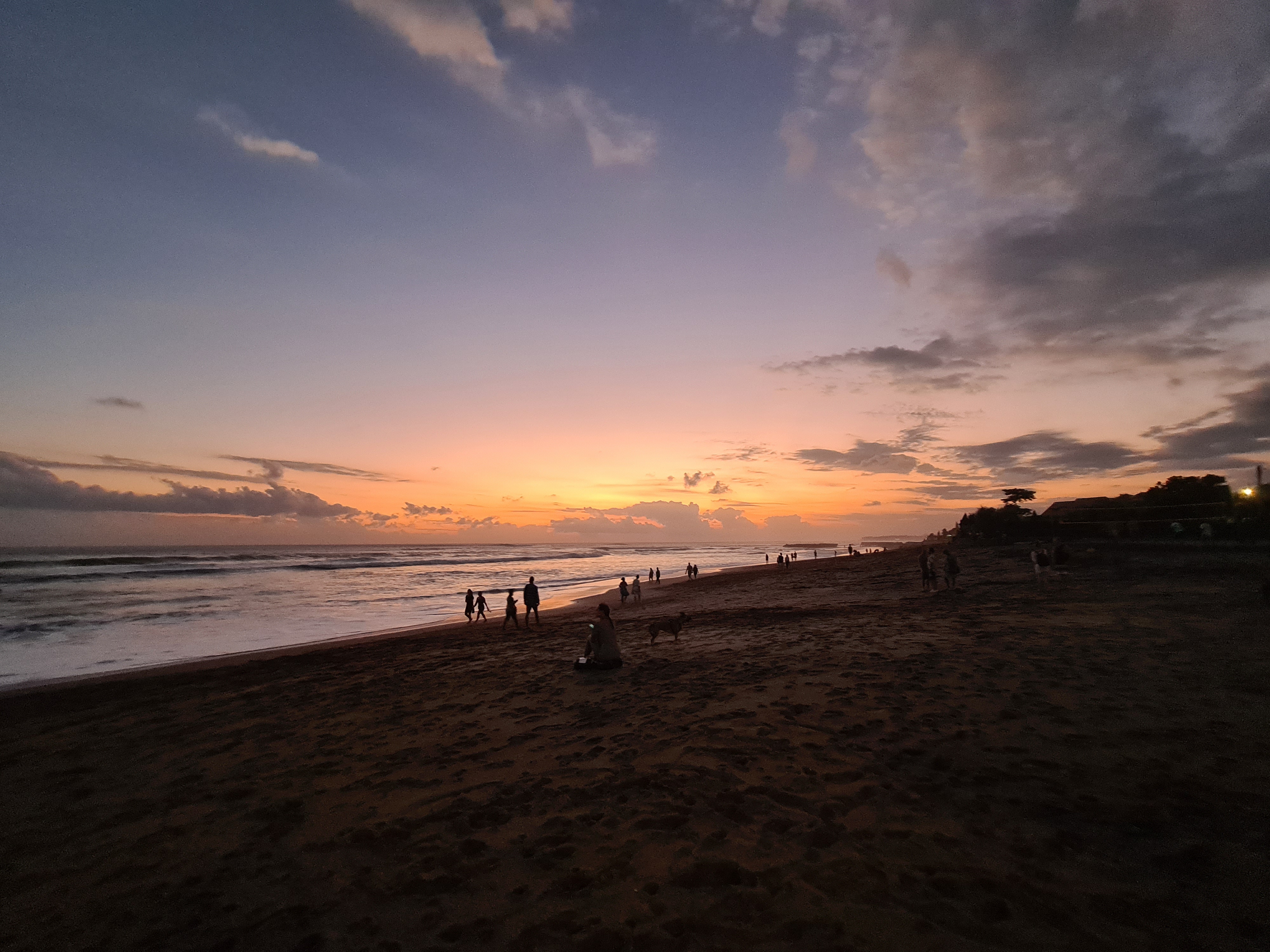 Menikmati matahari terbenam disalah satu pantai yang tersembunyi di Karang Asem, yaitu Virgin Beach