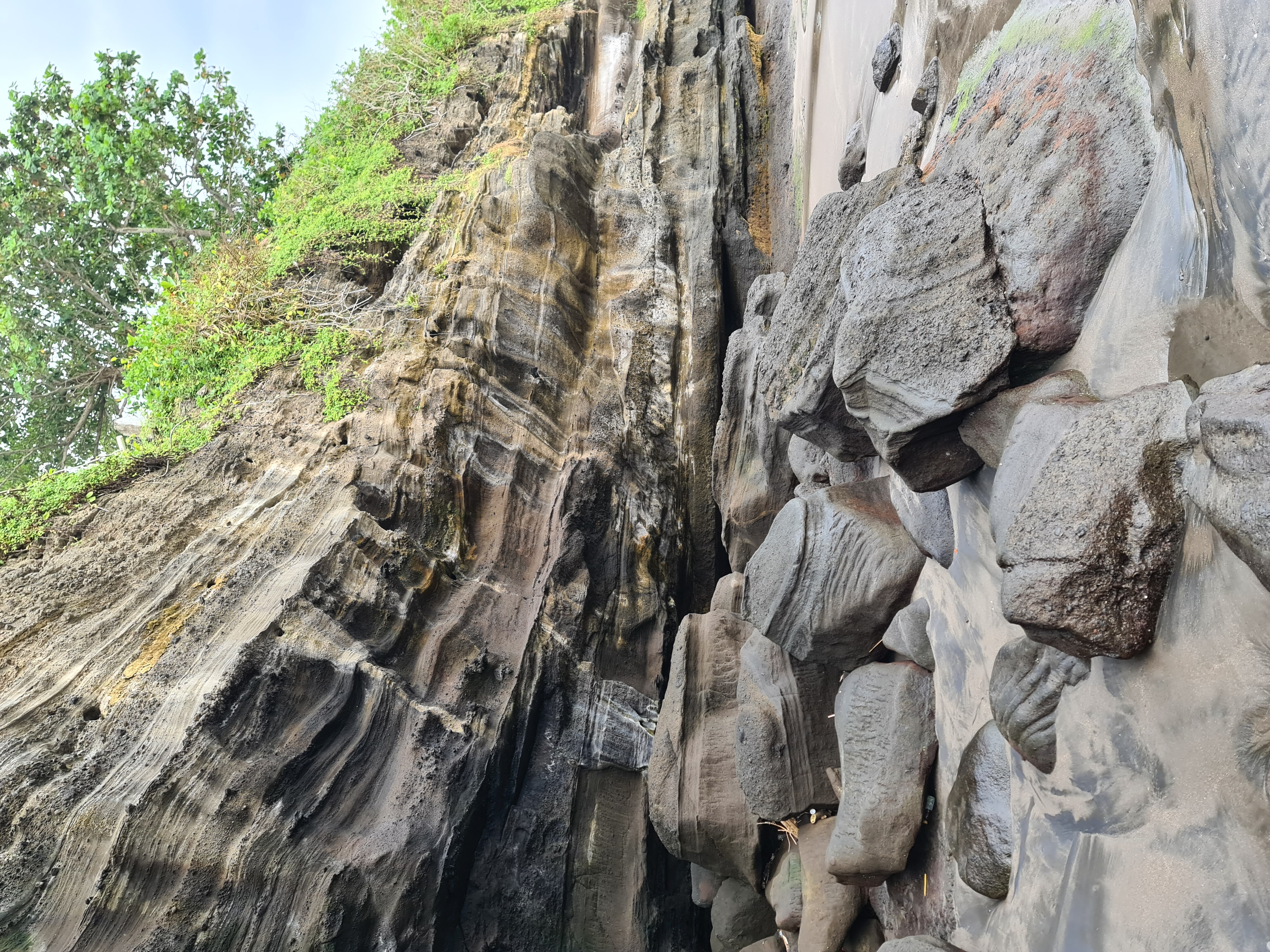 Tebing yang telah terkikis ombak di pantai Tanah Lot